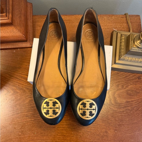 Tory Burch Black Leather Benton Ballet Flats with Gold Logo Medallion Size 8 - Picture 4 of 10